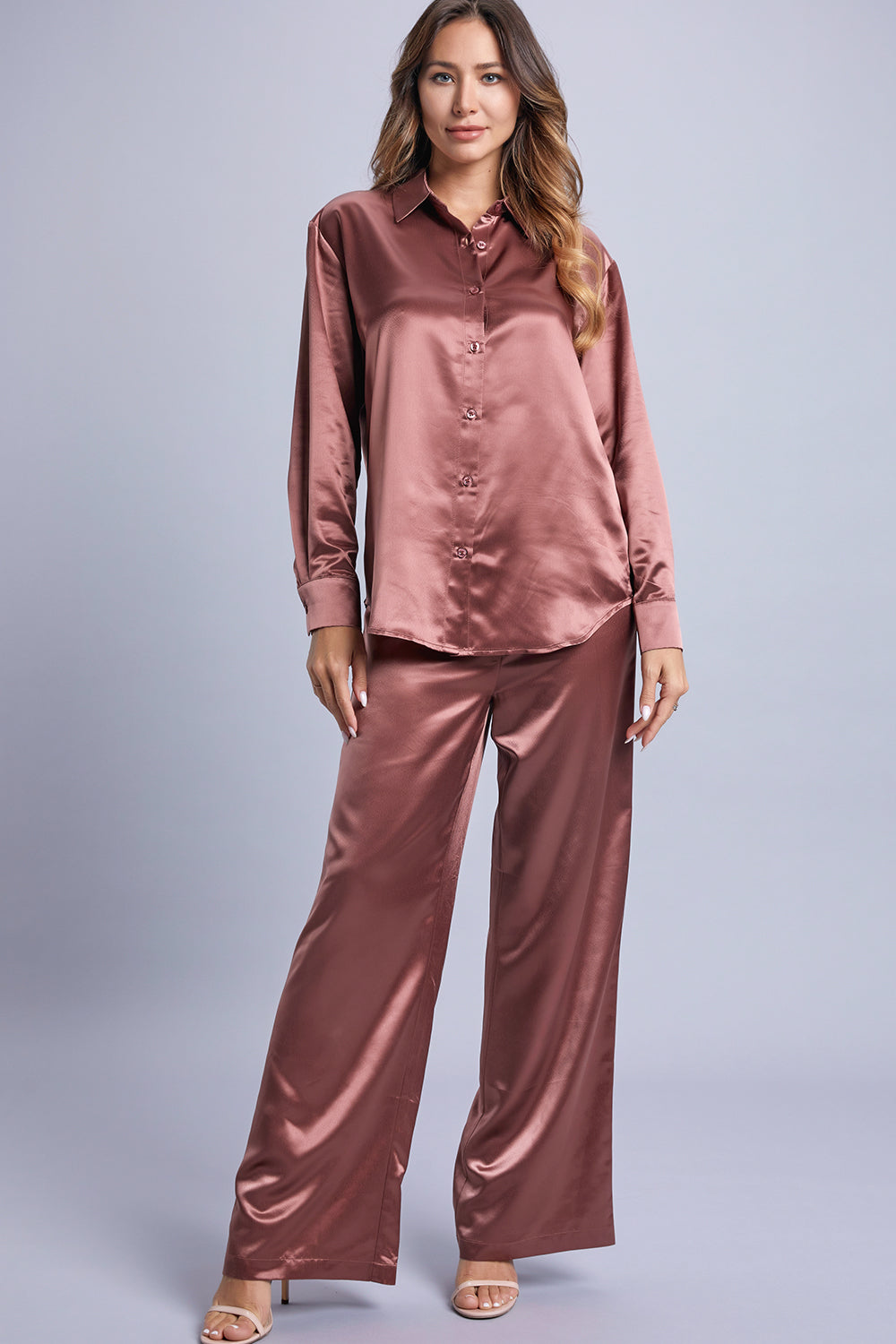 Conjunto metálico de camisa y pantalones