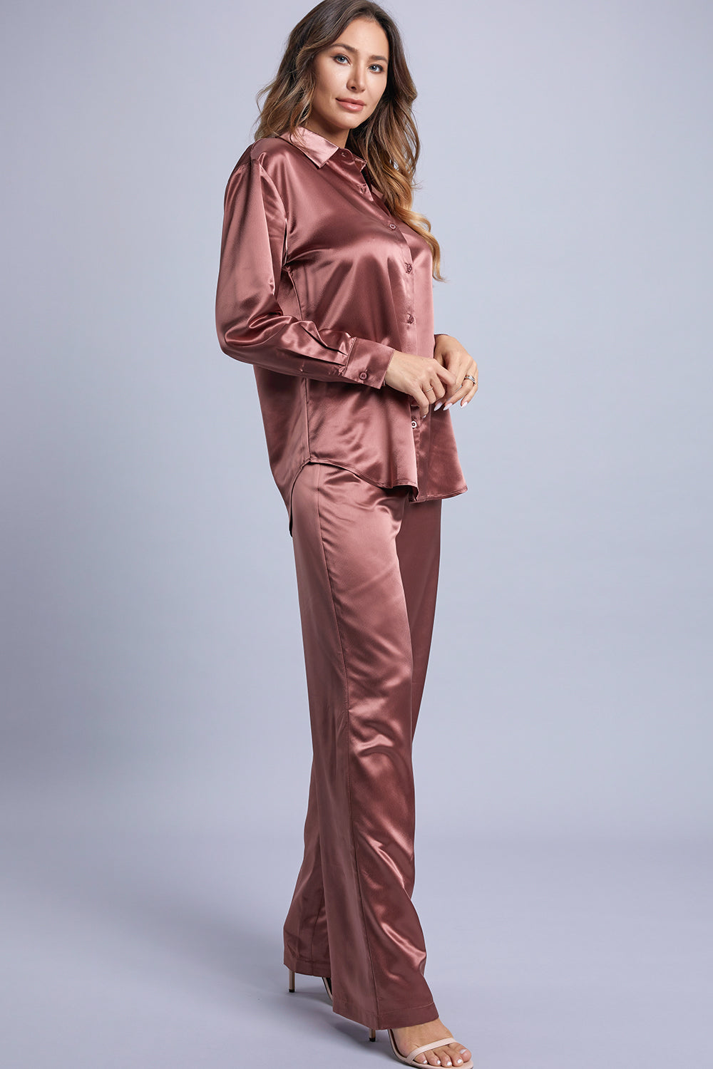 Conjunto metálico de camisa y pantalones