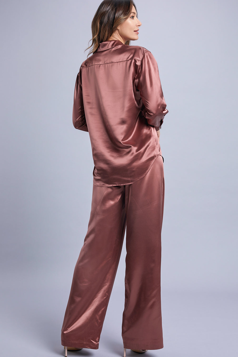 Conjunto metálico de camisa y pantalones
