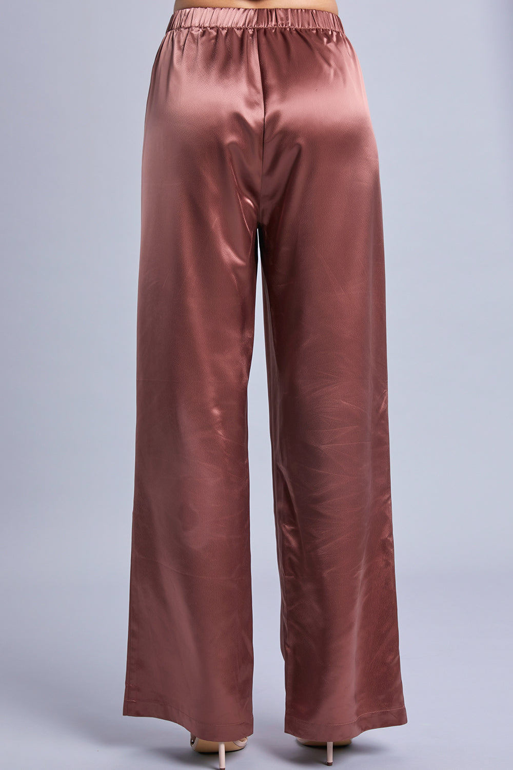 Conjunto metálico de camisa y pantalones