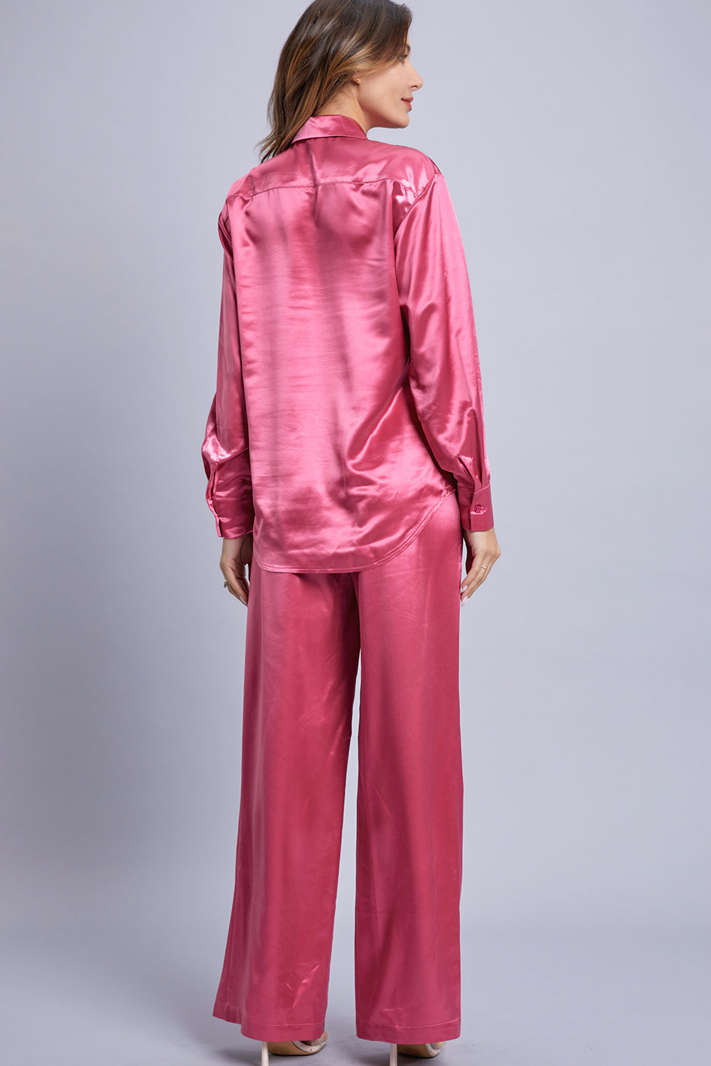 Conjunto metálico de camisa y pantalones