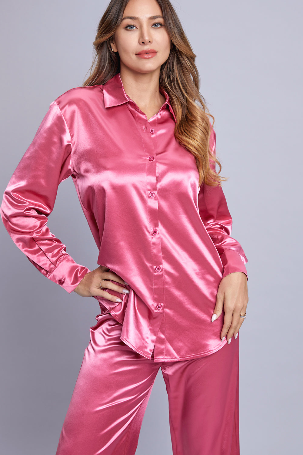 Conjunto metálico de camisa y pantalones