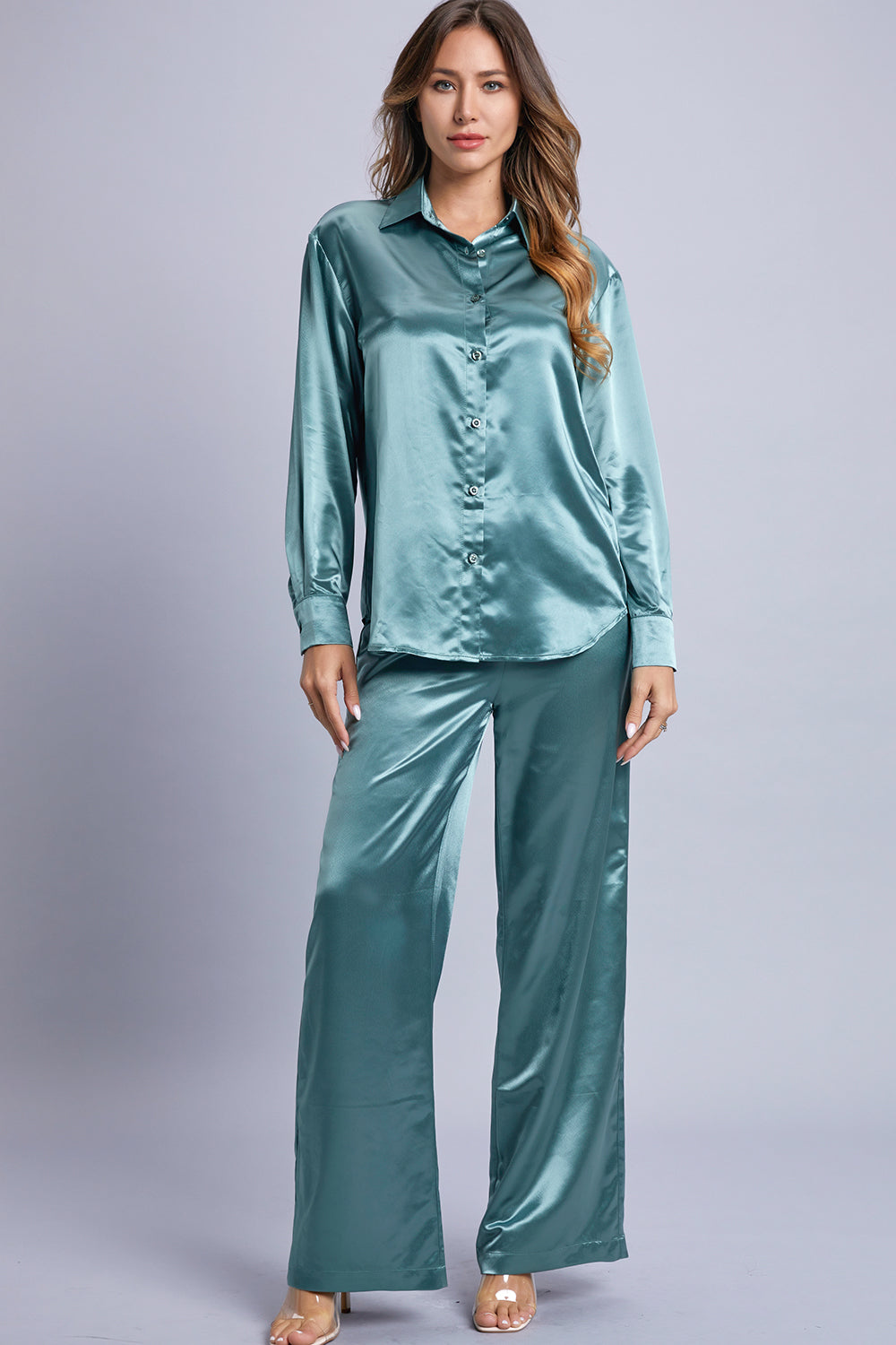 Conjunto metálico de camisa y pantalones