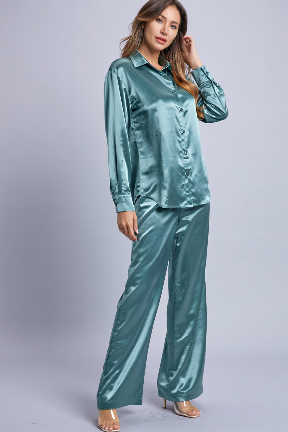 Conjunto metálico de camisa y pantalones