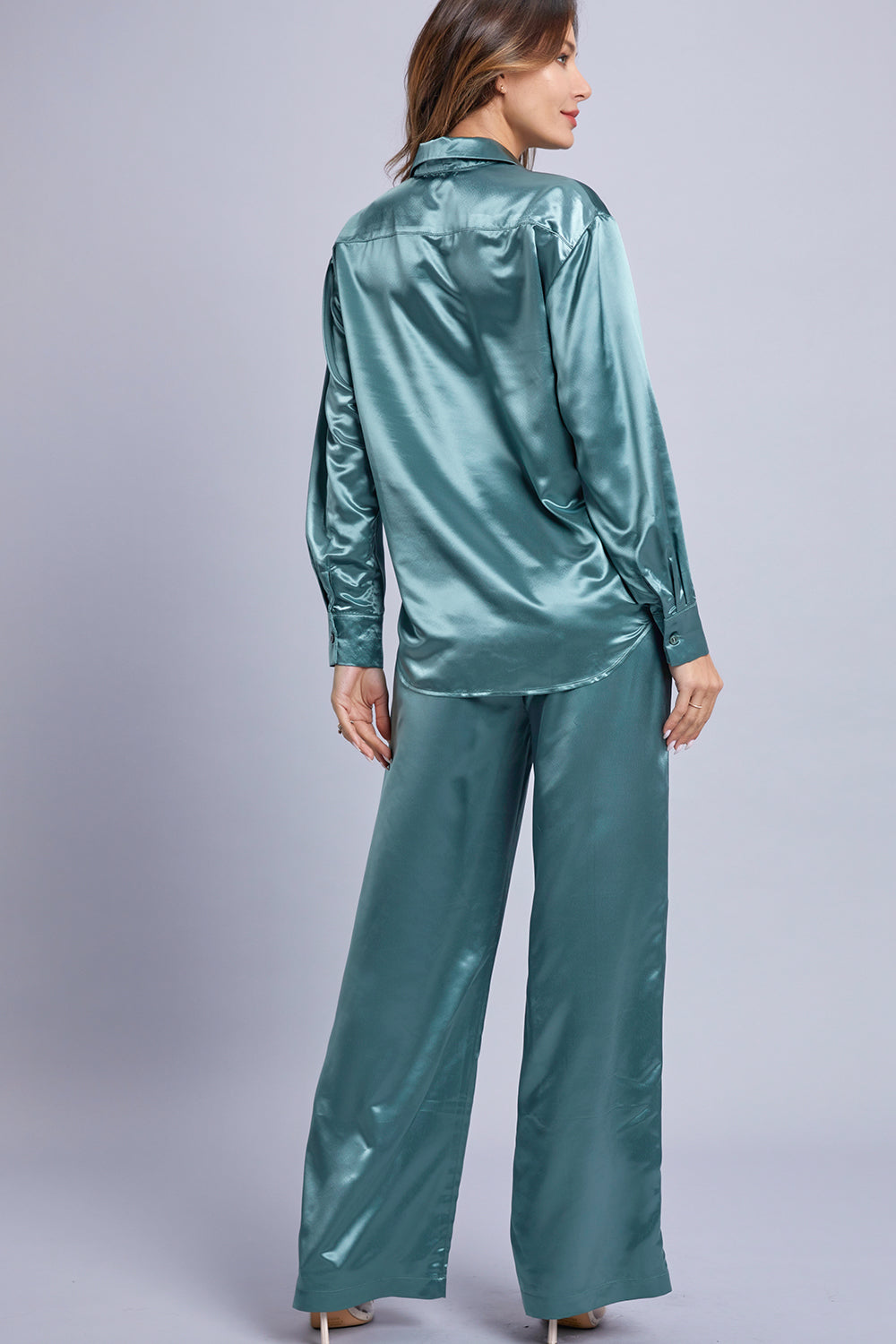 Conjunto metálico de camisa y pantalones