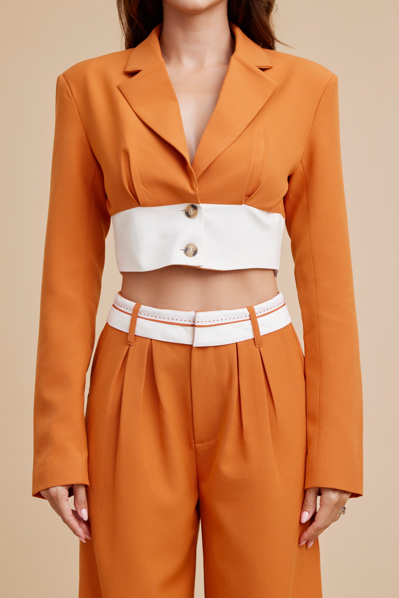 Conjunto de blazer corto con cintura en contraste y pantalones