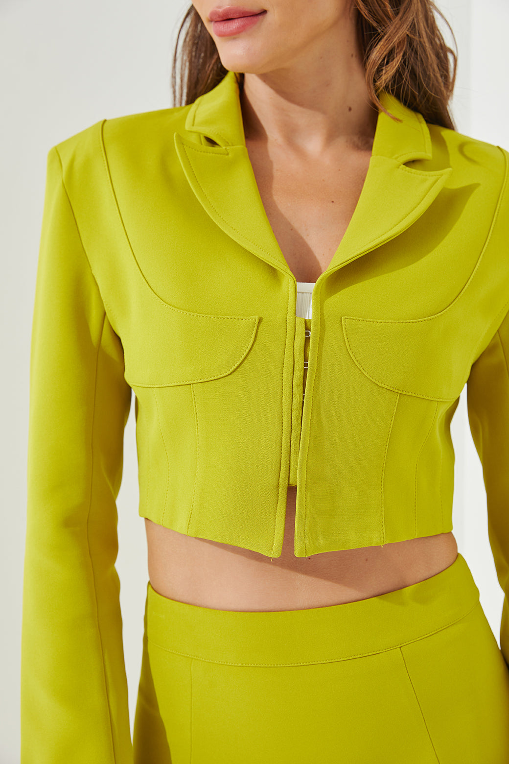 Conjunto de chaqueta y falda recortada