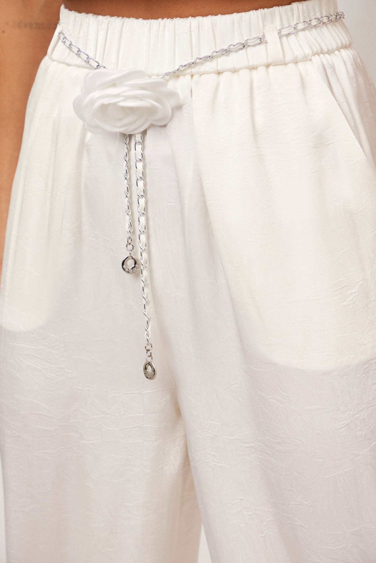 Grace Woven Pants With Elastic Waist And Rosette Chain Belt