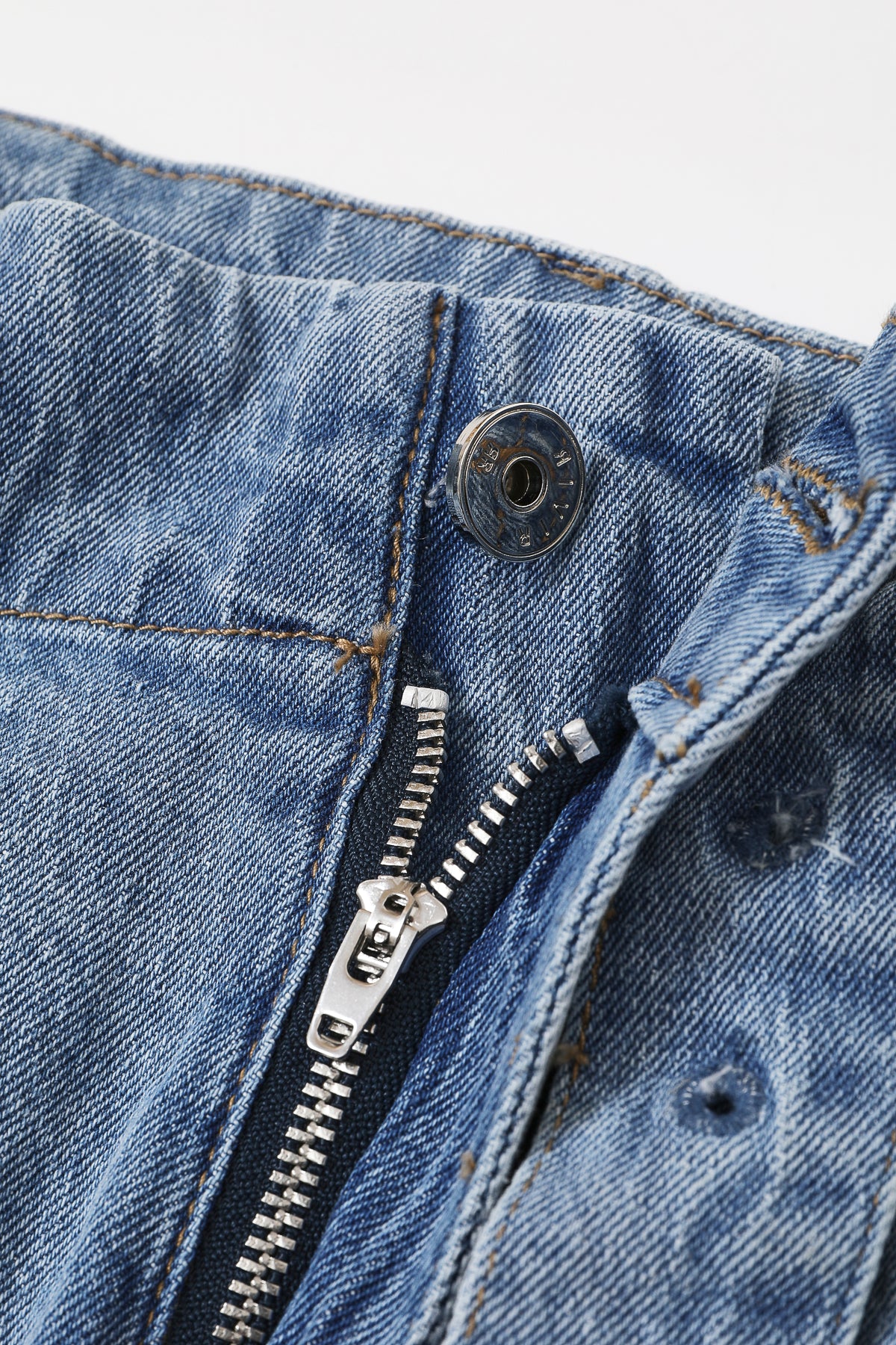 Leonie Pleated Loose Fit Jeans With Belt