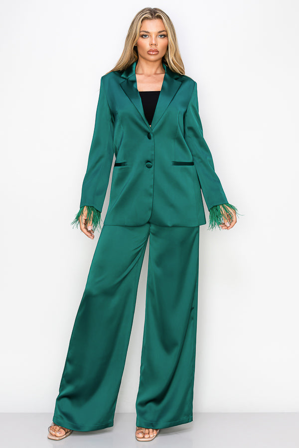 Traje con mangas de plumas desmontables