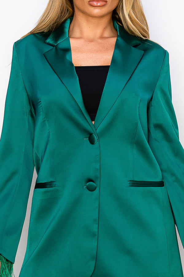 Traje con mangas de plumas desmontables
