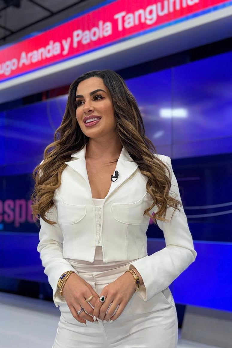 Conjunto de chaqueta y falda recortada