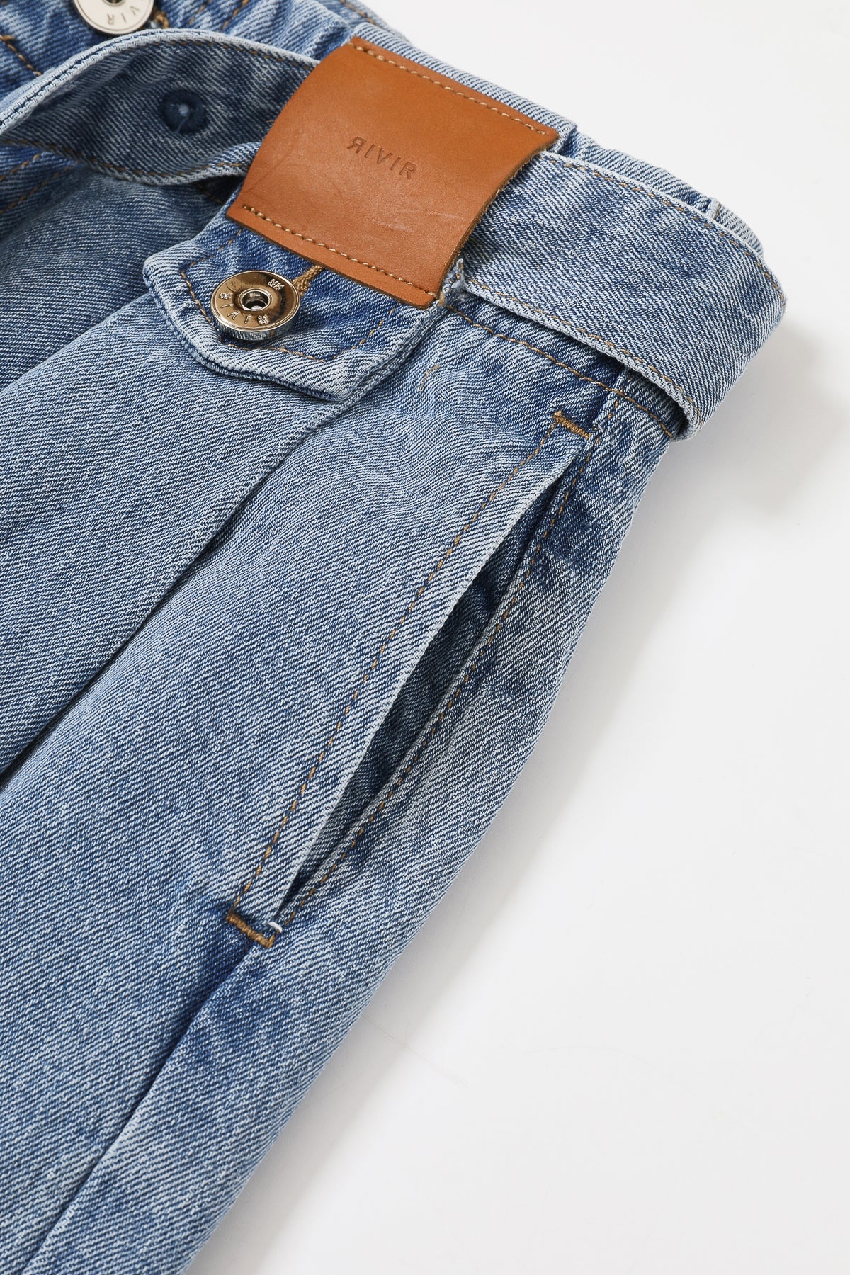 Leonie Pleated Loose Fit Jeans With Belt